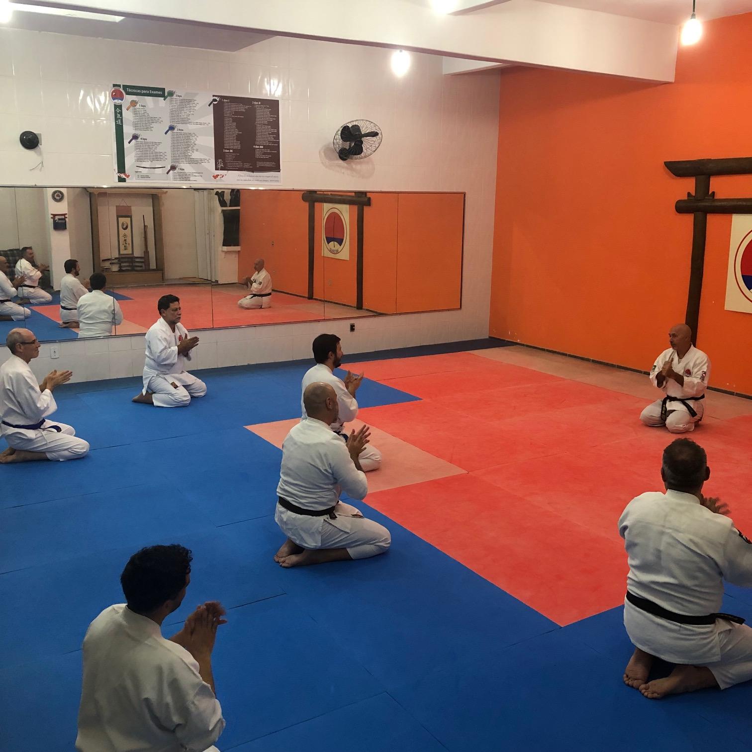 Sensei Jakson ensinando aluno