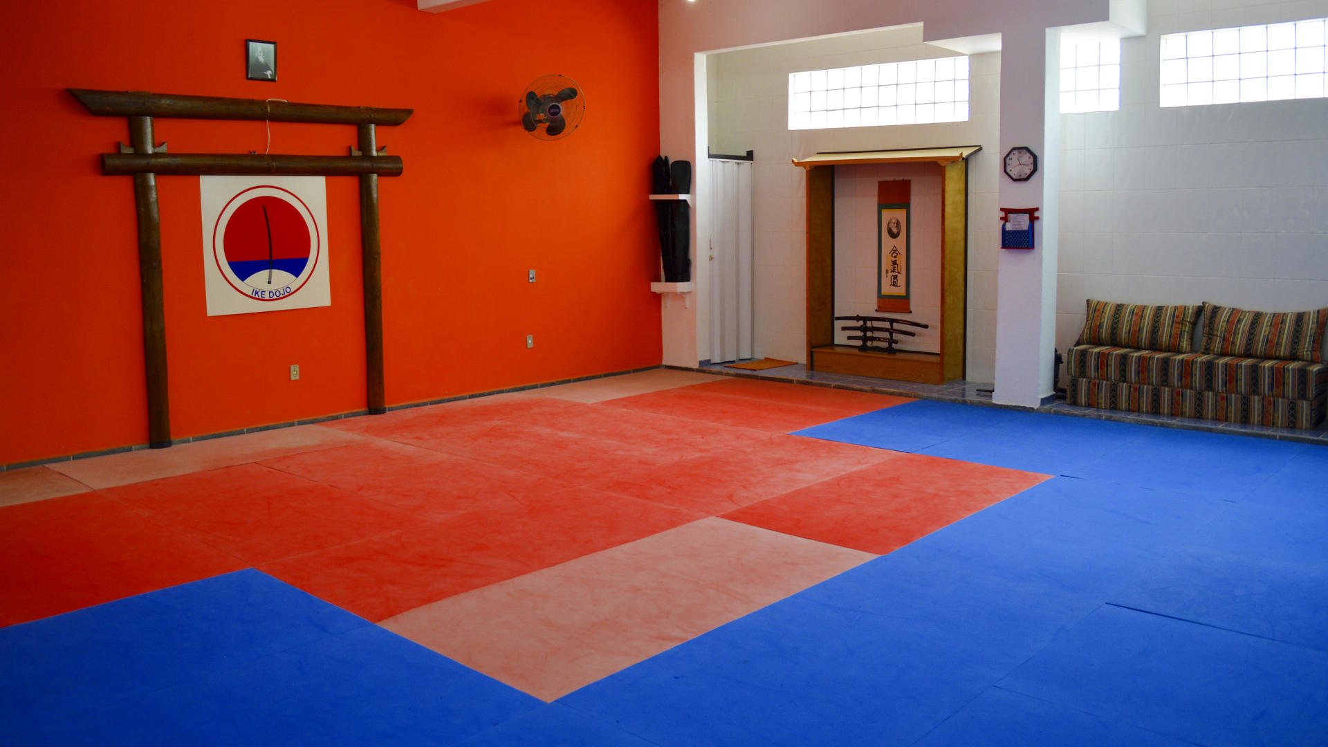 Interior do IKE Dojo — tatami e decoração japonesa