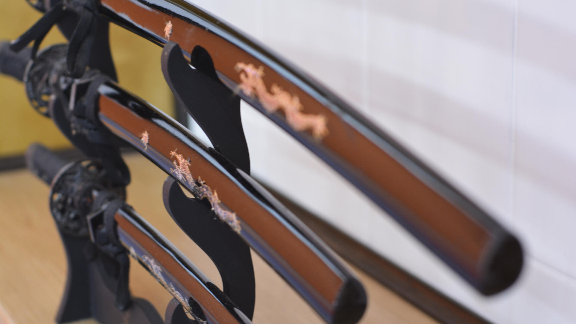 Katanas em exposição no IKE Dojo