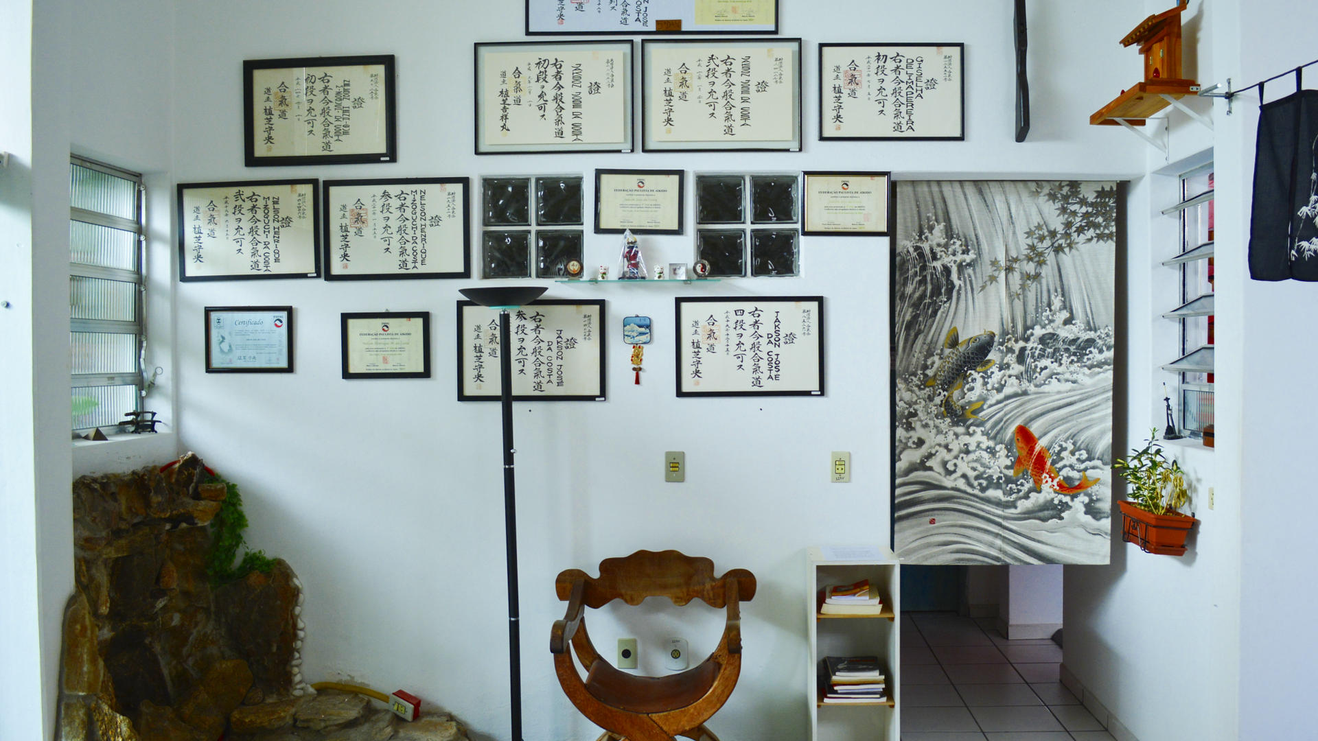Parede com diplomas e certificados japoneses