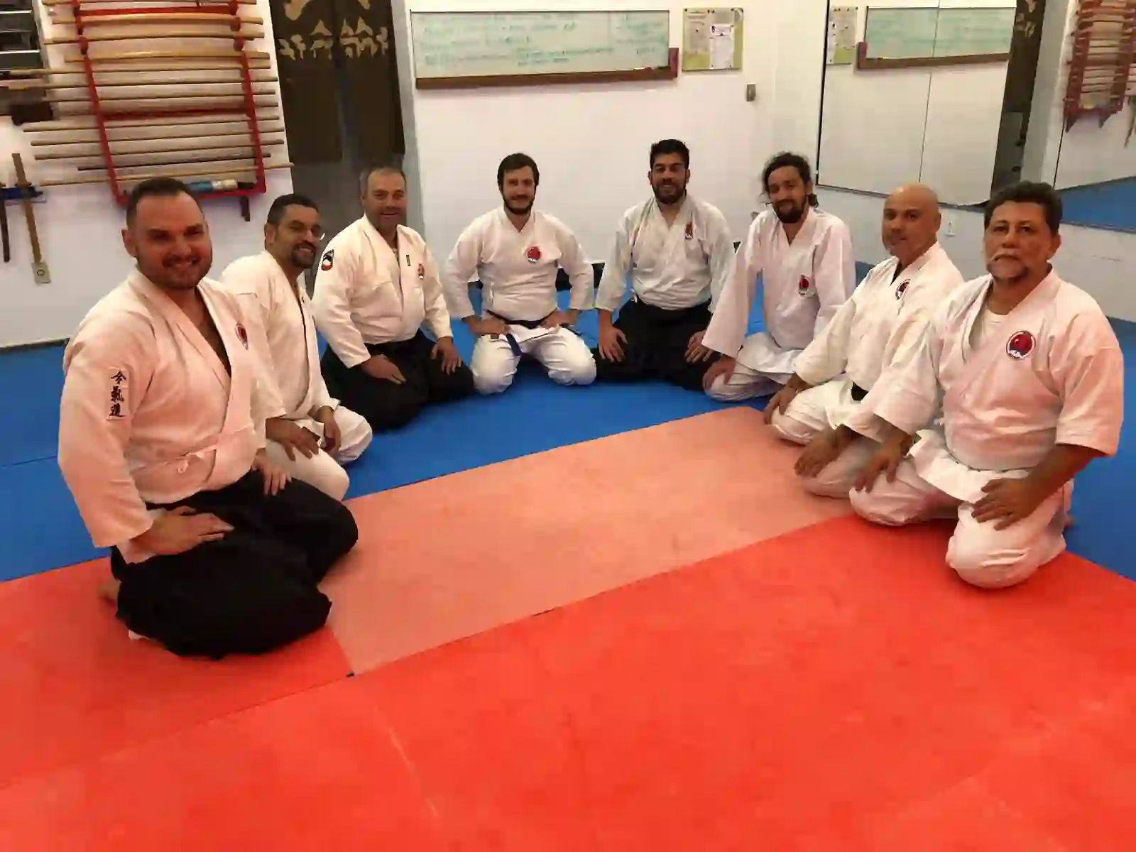 Turma de Aikido em roda no tatami do IKE Dojo