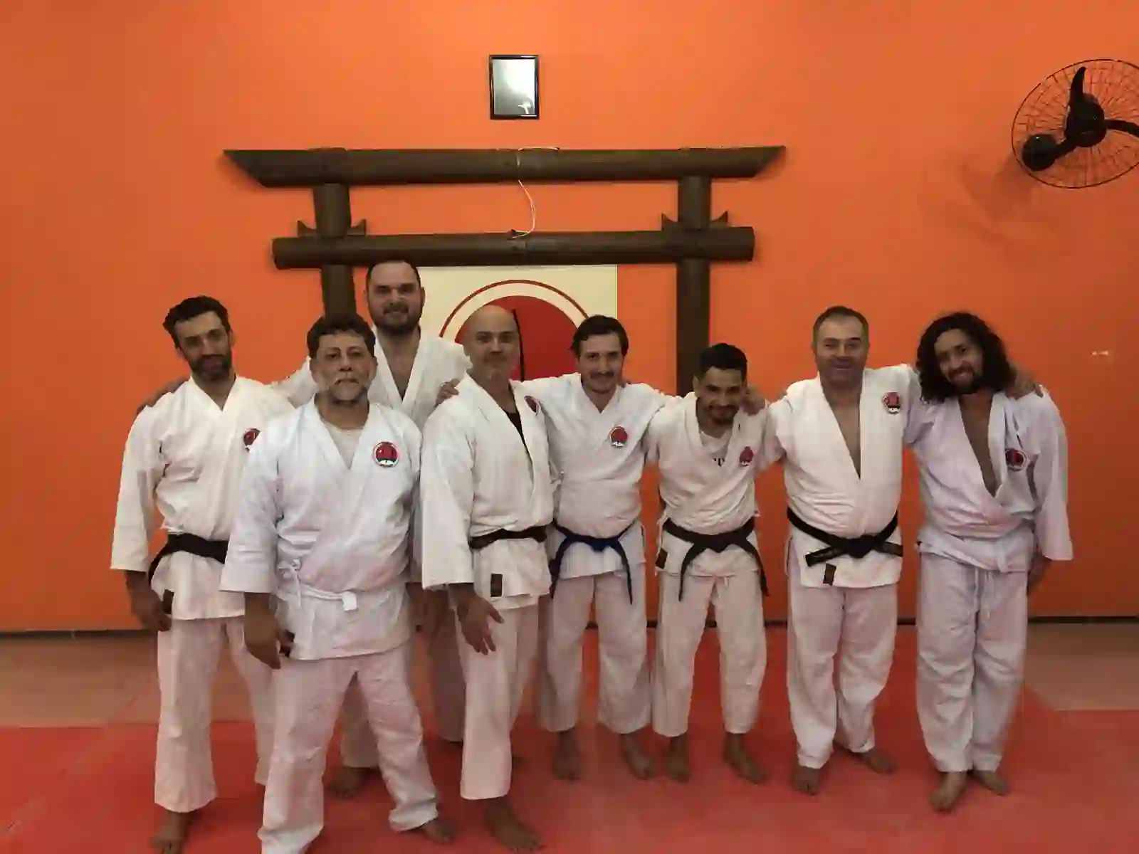 Turma de artes marciais no IKE Dojo