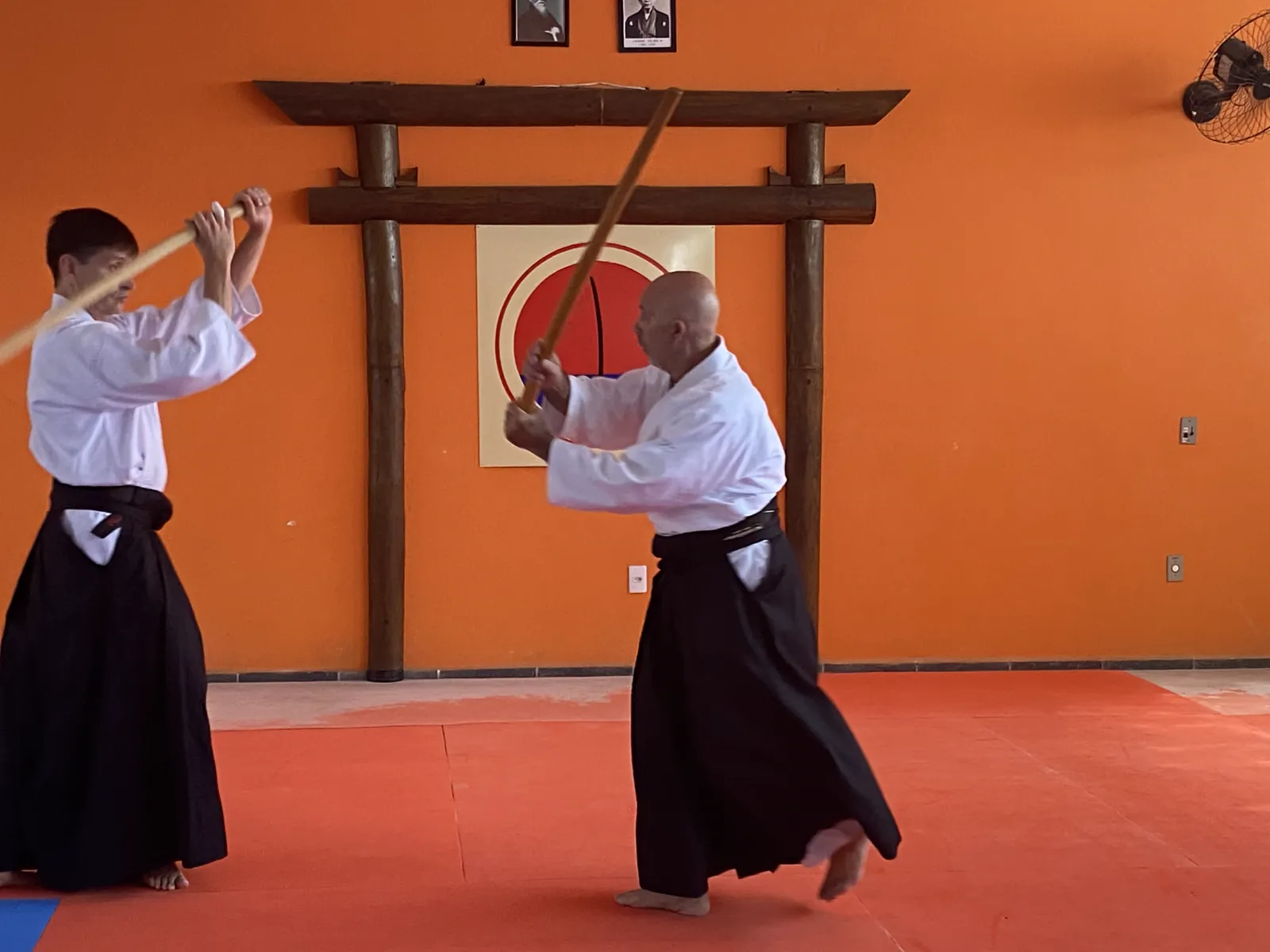 Aluna treinando com bokken