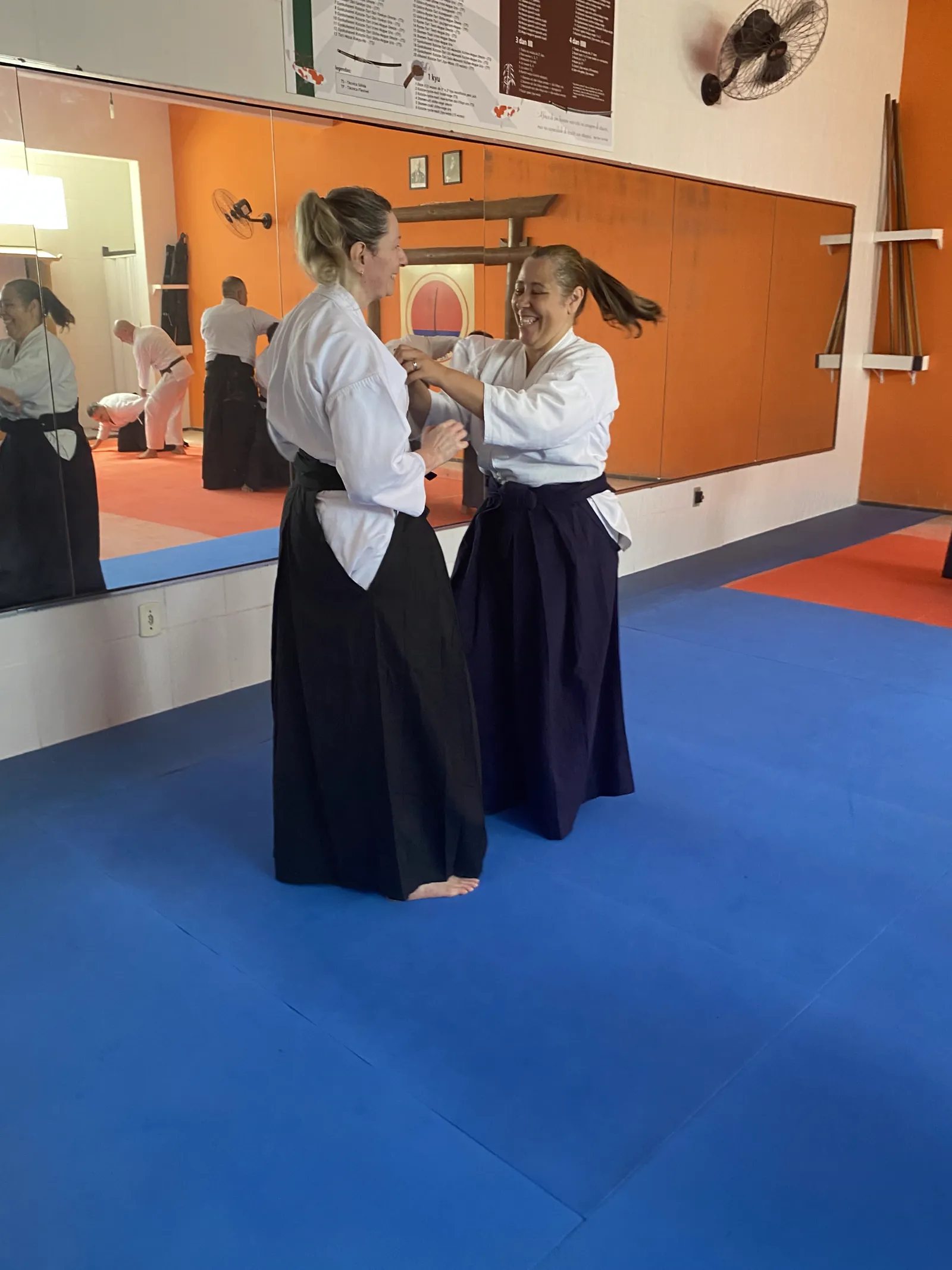 Duas alunas treinando técnica de Aikido