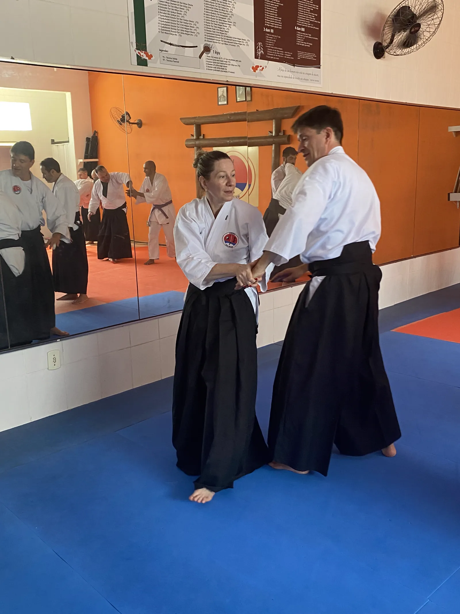 Aluna treinando técnica com sensei