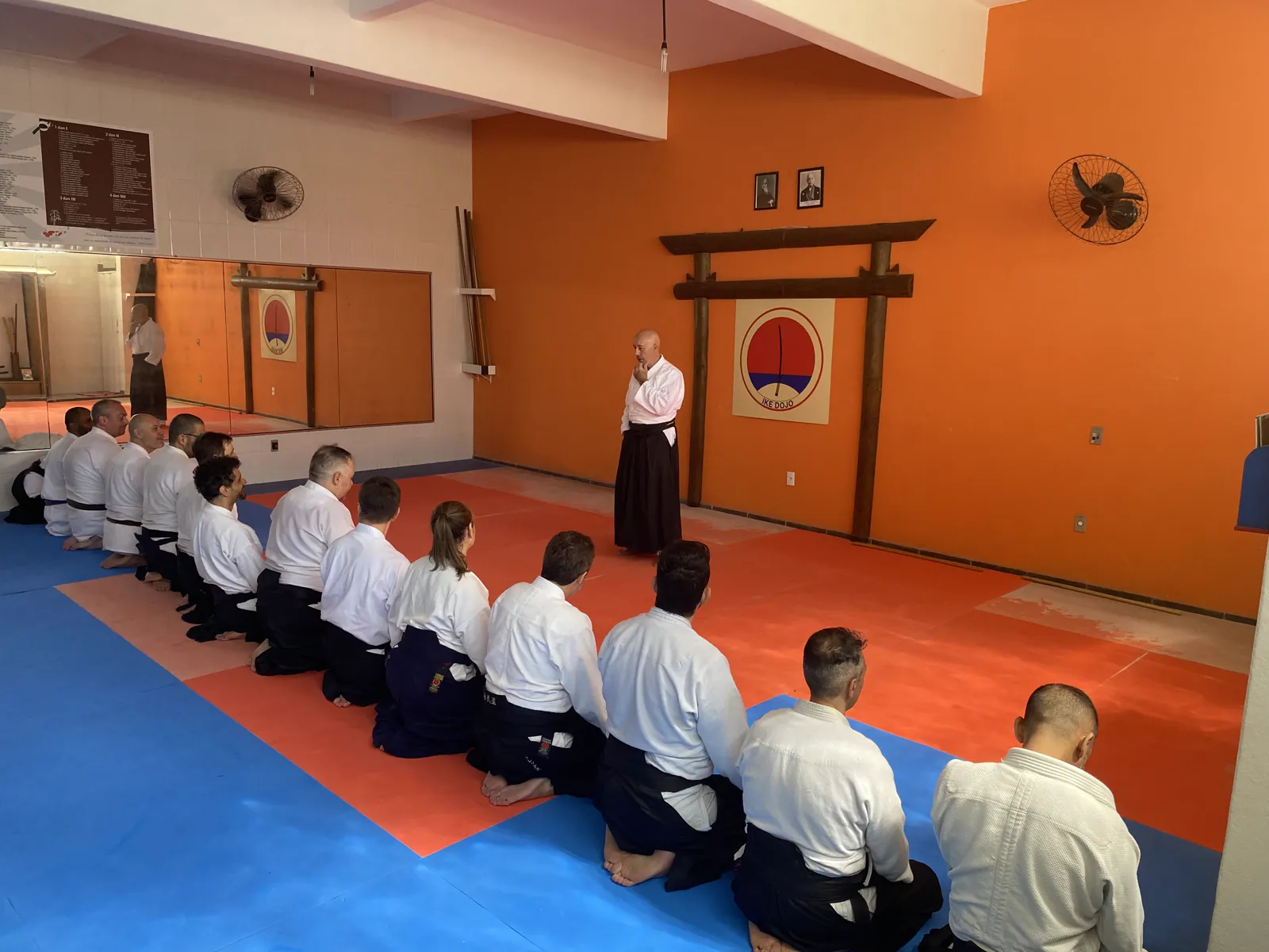 Turma do IKE Dojo em seiza após o treino