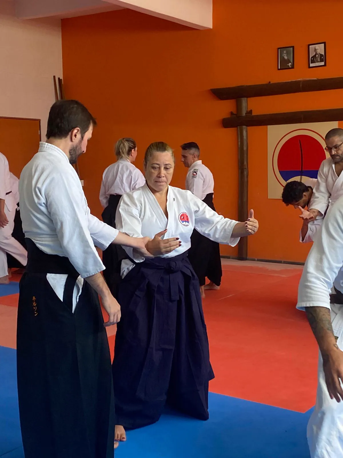 Aluna em posição de guarda durante aula